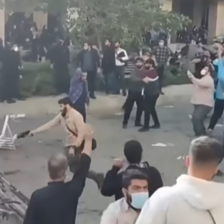 Πεδίο μάχης οι δρόμοι στο Ιράν: Μαζικές διαδηλώσεις επί 10 ημέρες - Τουλάχιστον 36 οι νεκροί