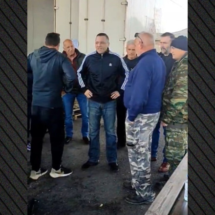 Ο «λαθρεπιβάτης» των μπλόκων: Πώς ο καταδικασμένος Κασιδιάρης εργαλειοποιεί την αγροτική οργή στις άδειές του