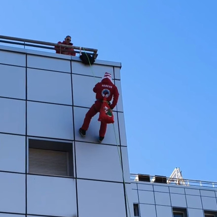 Βόλος: Ο Άγιος Βασίλης «κατέβηκε» με σχοινιά στην Παιδιατρική του Νοσοκομείου