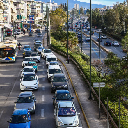 Κίνηση: Χάλασαν τα φανάρια στη λεωφόρο Βουλιαγμένης - «Χάος» για τους οδηγούς