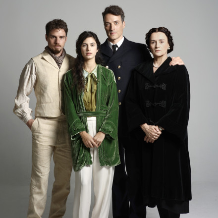 «Η μεγάλη χίμαιρα»: Πρεμιέρα στις 00.01 του 2026 στο ERTFLIX - Γνωρίστε τους βασικούς ήρωες