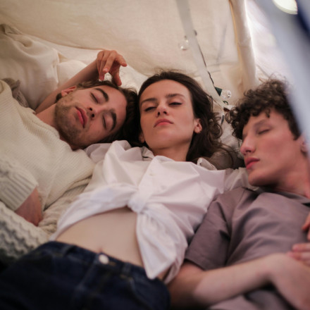 Η πολυσυντροφικότητα εξίσου ευεργετική με τη μονογαμία λέει μελέτη