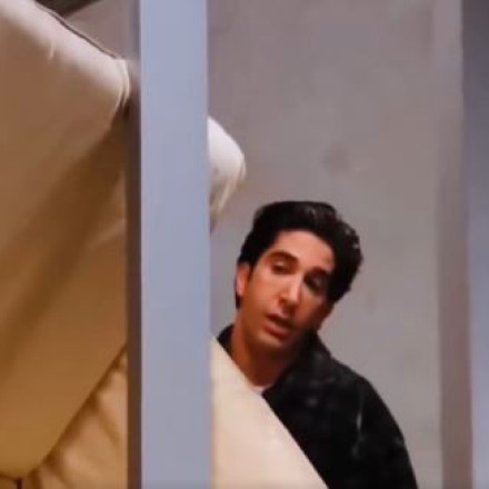 «Pivot»: Λύση στο διάσημο πρόβλημα «μετακίνησης του καναπέ» από τα «Φιλαράκια» έδωσε μαθηματικός