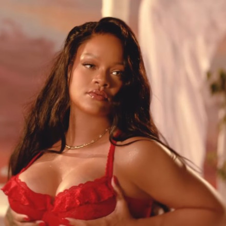 Ριάνα: Ποζάρει με τολμηρά εσώρουχα και λάγνο βλέμμα - Στη νέα καμπάνια και η trans κόρη του Έλον Μασκ