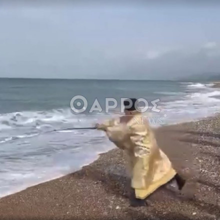 Μεσσηνία: Ιερέας έριξε το σταυρό στη θάλασσα με καλάμι ψαρέματος