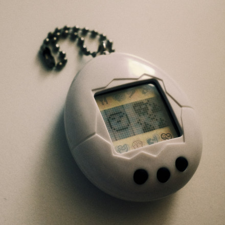 Tamagotchi: Τι ήταν το ηλεκτρονικό αυγό-φαινόμενο που μεγάλωσε μια γενιά και φέτος γίνεται 30