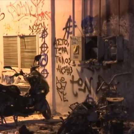 Θεσσαλονίκη: Φωτιά σε είσοδο πολυκατοικίας - Κάηκαν ολοσχερώς τρεις μηχανές