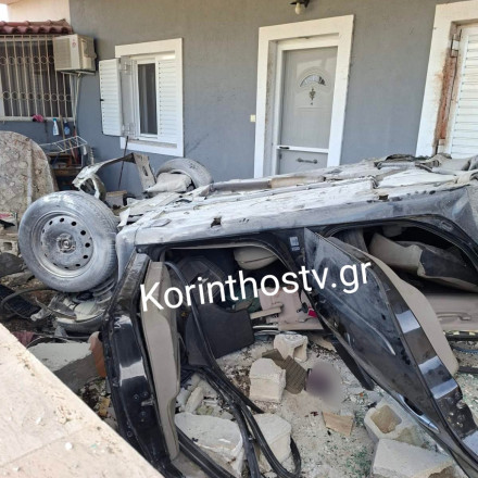 Τραγωδία στα Εξαμίλια Κορινθίας: Νεκροί δύο νέοι - Το όχημά τους «καρφώθηκε» σε σπίτι