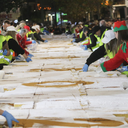 Περιστέρι: Ρεκόρ με τη βασιλόπιτα-γίγας των 10 τόνων στο κέντρο της πόλης - Εικόνες, βίντεο