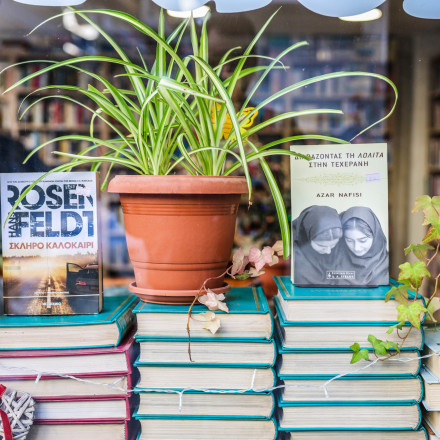 «Πυκνώνουν» τα καφέ-βιβλιοπωλεία στην Αθήνα: Οι όμορφοι χώροι που γίνονται στέκια στις γειτονιές