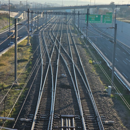 Δυστύχημα στα Άνω Λιόσια: Προσπάθησε να περάσει κάθετα τις γραμμές και τον παρέσυρε το τρένο
