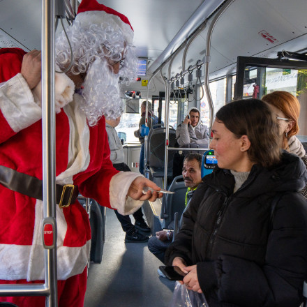 Στα λεωφορεία της Αθήνας ο Άγιος Βασίλης - Μέχρι πότε θα τον συναντήσετε