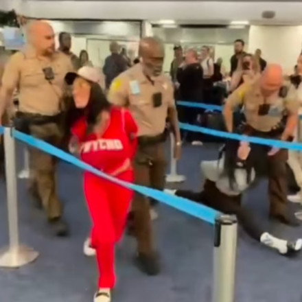 Από την καμπίνα… στο Instagram: Χάος σε πτήση με πρωταγωνίστριες δύο μοντέλα του OnlyFans