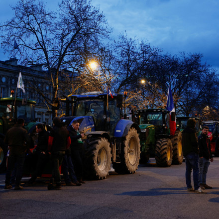 Γαλλία: Αγρότες με τρακτέρ ξανά στο Παρίσι – Στους δρόμους κατά της συμφωνίας Mercosur