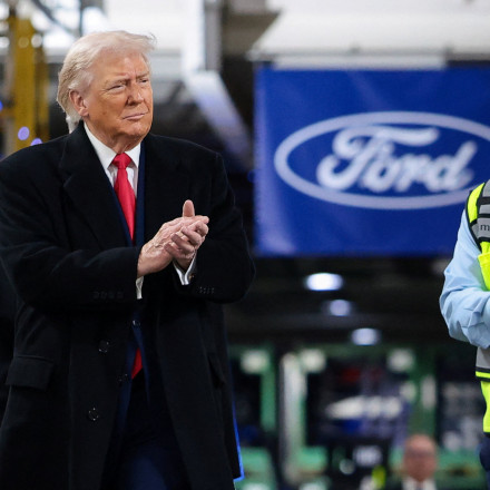 Σε διαθεσιμότητα ο εργάτης που φώναξε στον Τραμπ ότι είναι «προστάτης παιδεραστών»