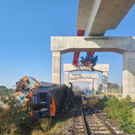 Σοκαριστικό σιδηροδρομικό δυστύχημα στην Ταϊλάνδη: Γερανός έπεσε σε τρένο - Τουλάχιστον 22 νεκροί