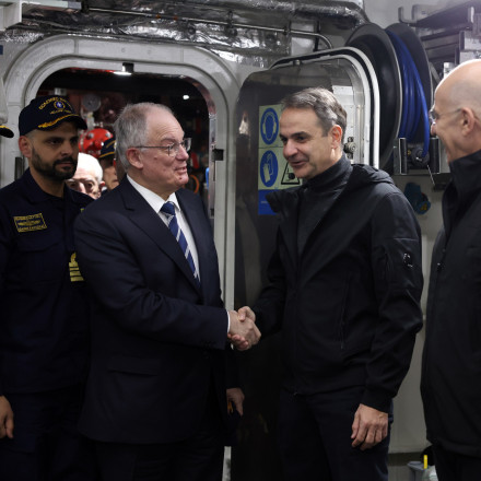 Φρεγάτα «ΚΙΜΩΝ»: Η στιγμή που Τασούλας, Μητσοτάκης και Δένδιας φτάνουν στην πρώτη ελληνική Belharra