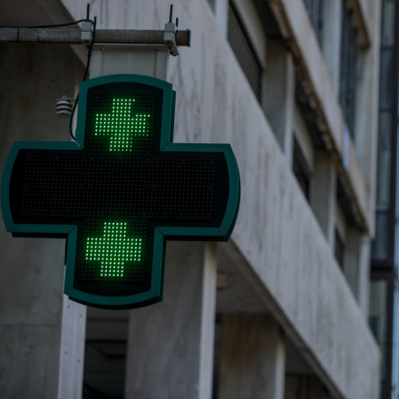 «Ήταν χάλια, αιμορραγούσε»: Τι είπε ο πατέρας της 16χρονης που τραυματίστηκε από σταυρό φαρμακείου