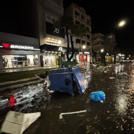 Μεγάλες ζημιές στην Αλεξανδρούπολη από ισχυρό μπουρίνι - Άνεμοι με ριπές 150 χλμ χτύπησαν την πόλη