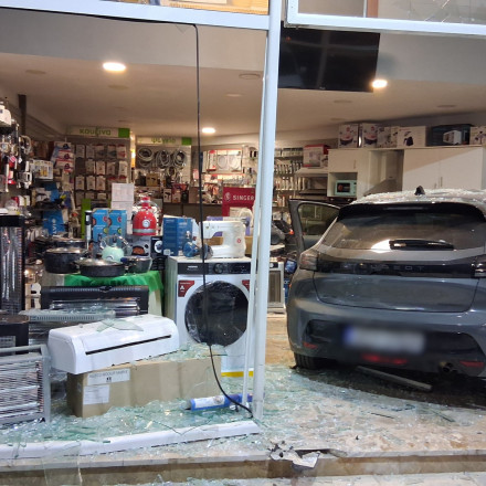 Θεσσαλονίκη: Μεθυσμένη οδηγός έπεσε με το αμάξι της σε 15 παρκαρισμένα ΙΧ και κατέληξε σε κατάστημα