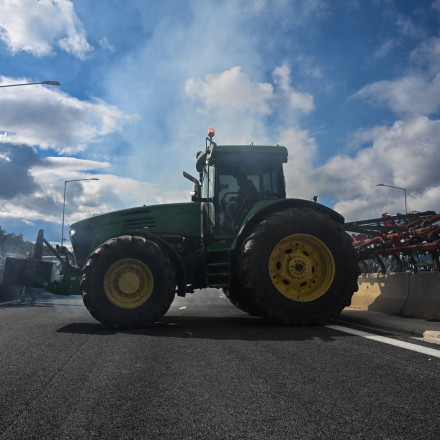 Αγρότες: Αποκλιμακώνουν ενόψει της συνάντησης με Μητσοτάκη - Παραμένουν στα μπλόκα, ανοίγουν δρόμους