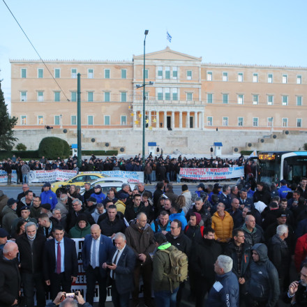 Σύνταγμα: Συγκέντρωση στρατιωτικών κατά του νομοσχεδίου του ΥΠΕΘΑ - Σε ισχύ κυκλοφοριακές ρυθμίσεις