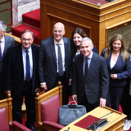 Βουλή: Με 160 «ναι» ψηφίστηκε το νομοσχέδιο Δένδια για τις Ένοπλες Δυνάμεις