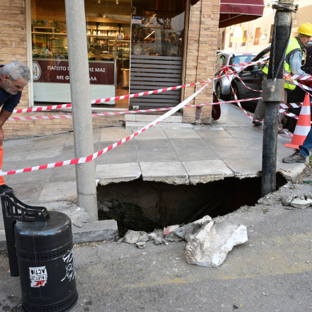 Αναστάτωση στη Βασιλέως Γεωργίου: Άνοιξε τρύπα πέντε μέτρων στο έδαφος - «Ρούφηξε» κολώνα