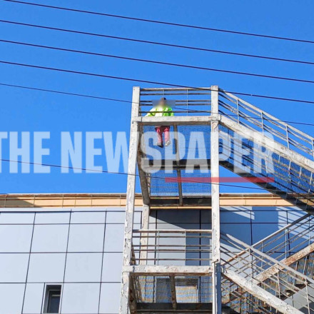 Θρίλερ στο Γενικό Νοσοκομείο Βόλου - Άνδρας απειλεί να πέσει στο κενό