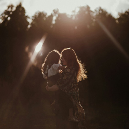 Μητέρες και ΔΕΠΥ: Γιατί αυξάνεται ο κίνδυνος χρόνια μετά τη γέννα