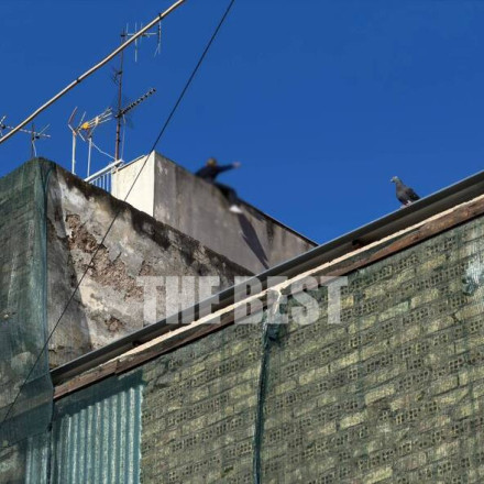 Συναγερμός στην Πάτρα: Γυναίκα απειλεί να πέσει από ταράτσα
