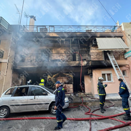 Φωτιά στο Ίλιον: Ολική καταστροφή σε δυο ΙΧ εκτεταμένες ζημιές σε διαμέρισμα