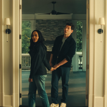 His & Hers: Tο νέο crime show του Netflix εμπιστεύεται την αμφιβολία, όχι τις απαντήσεις