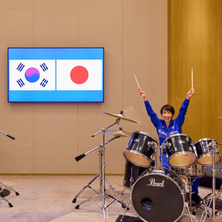 Όταν η διπλωματία συνάντησε την K-Pop: Η στιγμή που οι ηγέτες Ιαπωνίας και Ν. Κορέας παίζουν ντραμς