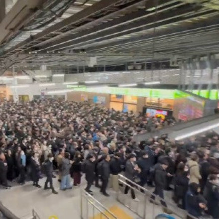 Κυριολεκτικά ο ένας πάνω στον άλλον σε σταθμούς τρένων στην Ιαπωνία - Διακοπή ρεύματος έφερε το χάος