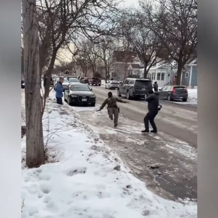 Καλά πήγε αυτό: Πράκτορας της ICE «έφαγε» τούμπα ενώ καταδίωκε πολίτες και έγινε viral