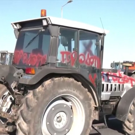 «Προδότες»: Βανδάλισαν και έσκασαν τα λάστιχα σε τρακτέρ αγροτών που συναντήθηκαν με Μητσοτάκη