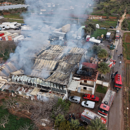«Στάχτη» οι αποθήκες εργοστασίου στο Κορωπί - Υπό έλεγχο τέθηκε η φωτιά