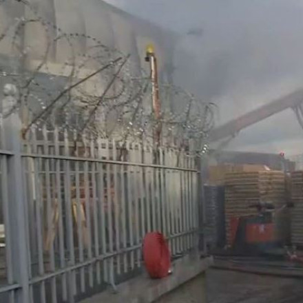 Συναγερμός στο Κορωπί: Φωτιά σε αποθήκη εργοστασίου - Επί τόπου η Πυροσβεστική