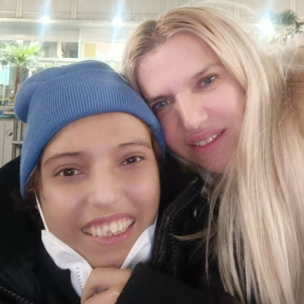 Συγκίνηση στο εξιτήριο του 18χρονου Μάριου - «Έχει πάρα πολλή δύναμη» λέει η μητέρα του