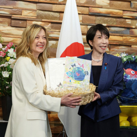 Ιαπωνία: Viral η στιγμή που η Μελόνι σβήνει τούρτα γενεθλίων στην επίσημη συνάντηση με την Τακαΐτσι