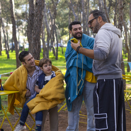 «Μπαμπά, σ’ αγαπώ»: Δημήτρης, Νίκος, Ηρακλής - Γνωρίστε τους τρεις ήρωες της νέας κωμικής σειράς