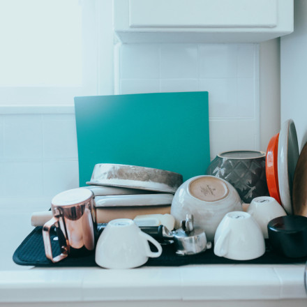 Το τέλος της κλασικής πιατοθήκης - Η νέα λύση που εξοικονομεί χώρο και βάζει τάξη στην κουζίνα