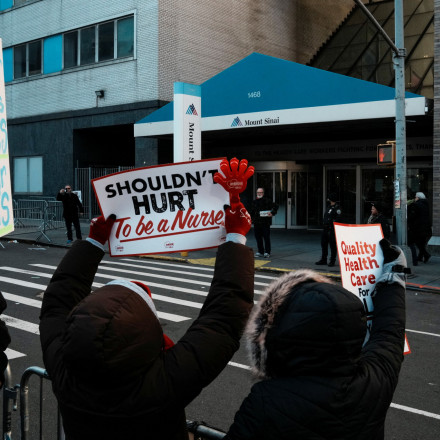 «Παρέλυσαν» 3 μεγάλα νοσοκομεία της Νέας Υόρκης από τη μαζικότερη απεργία νοσηλευτών στην ιστορία