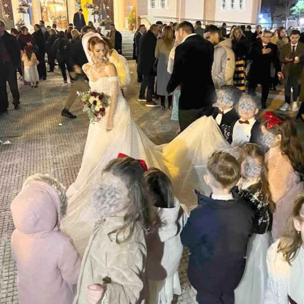 Νηπιαγωγός έκανε παρανυφάκια στον γάμο της τους μικρούς μαθητές της