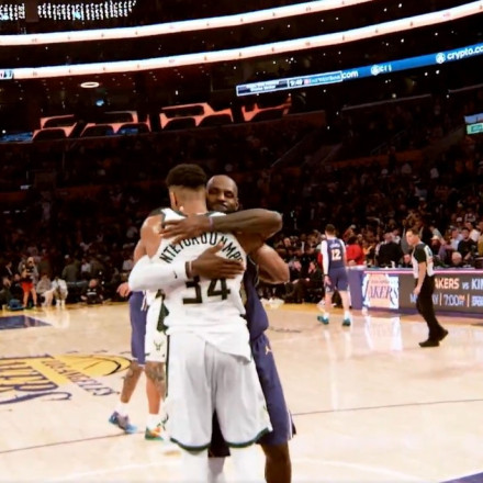 Ευγενής άμιλλα: Η αγκαλιά του Αντετοκούνμπο με τον Λεμπρόν και η φανέλα των Λέικερς (vids)