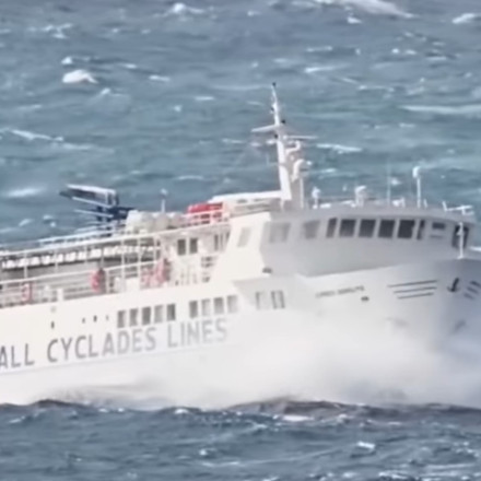 Αψήφησε ξανά τα μποφόρ ο «Σκοπελίτης»: Εντυπωσιακό βίντεο από τη μάχη με τα κύματα στο Αιγαίο