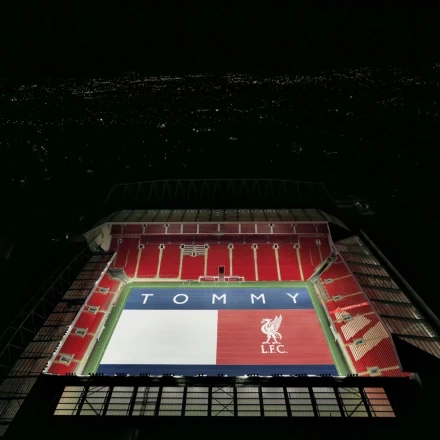 Η Λίβερπουλ φοράει Tommy Hilfiger: Γιατί το Άνφιλντ καλύφθηκε με την μεγαλύτερη σημαία της εταιρίας