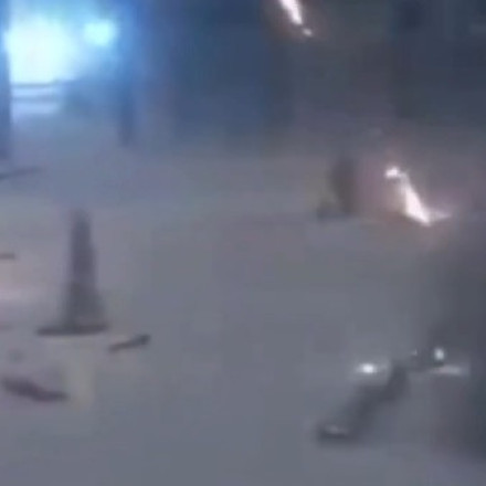 Ουκρανός δημοτικός υπάλληλος συνεχίζει να κάνει τη δουλειά του την ώρα που επιτίθενται ρωσικά drones