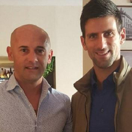 Όταν οι θρύλοι συναντιούνται: Τζόκοβιτς και Τζόρτζεβιτς απολαμβάνουν κρασί στο τζάκι